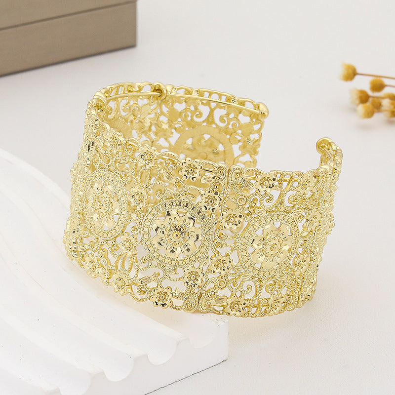 A Fashionable Minimalist And Versatile Openwork Floral Bracelet